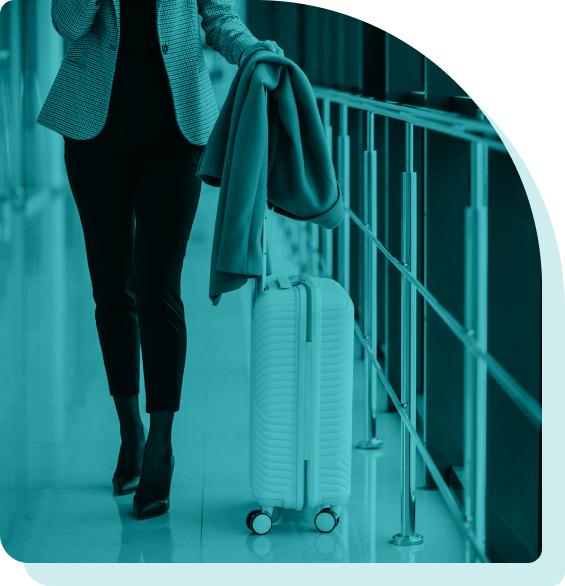 mulher com uma mala de viagem